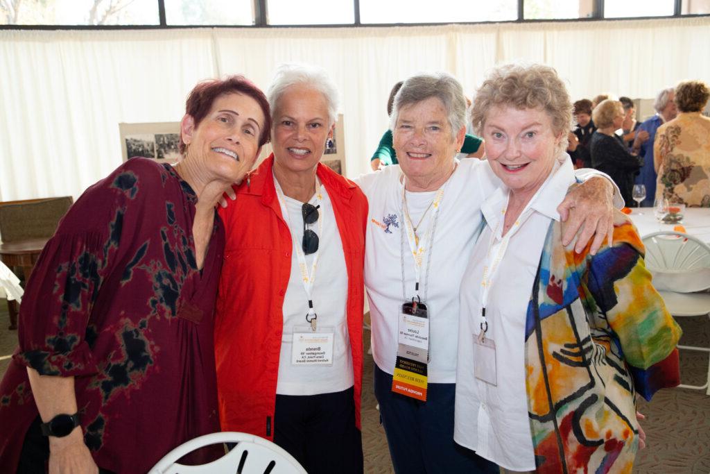 一群妇女在六十年代妇女展览会上摆姿势.